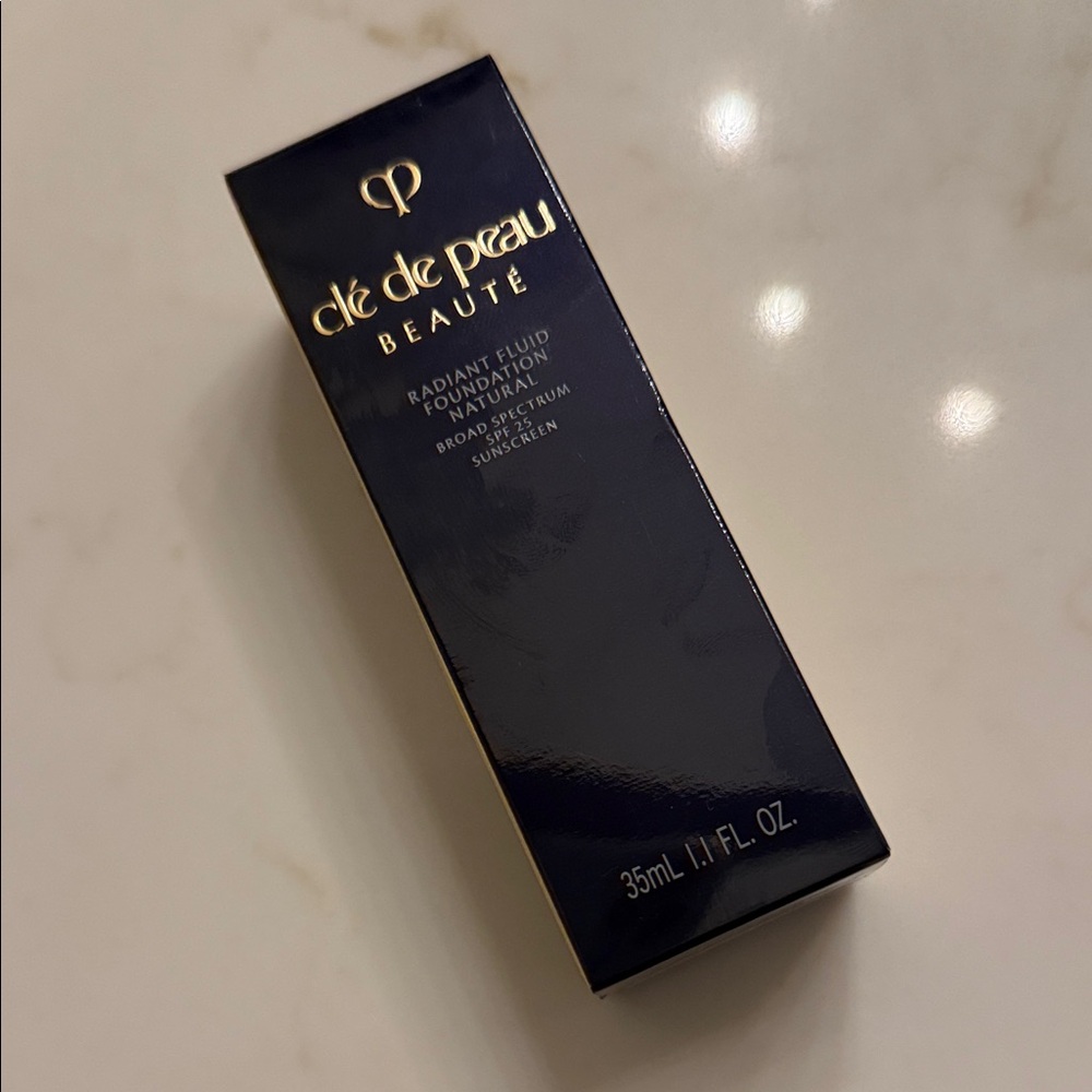 Cle de Peau Radiant Fluid Foundation - 040 Light tan ocher